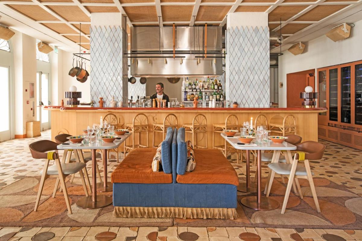 un restaurante con mesas y un chef en la cocina en Montesol Experimental Ibiza, en Ibiza