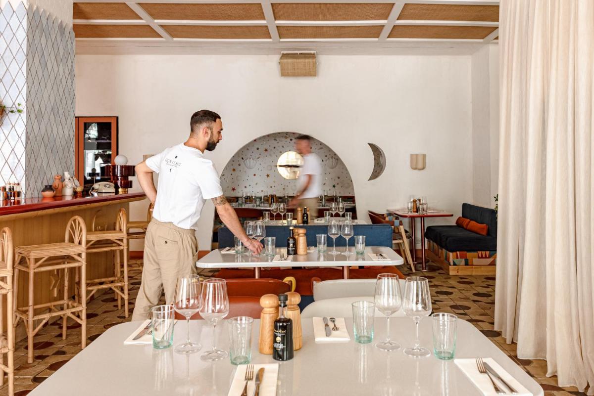 un hombre parado en una mesa en un restaurante en Montesol Experimental Ibiza, en Ibiza
