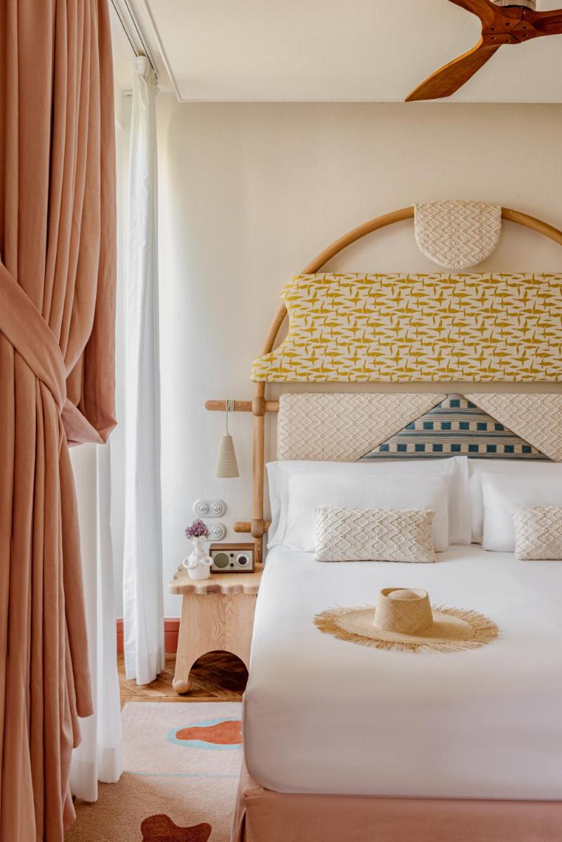 Un dormitorio con una cama con un sombrero encima. en Montesol Experimental Ibiza, en Ibiza