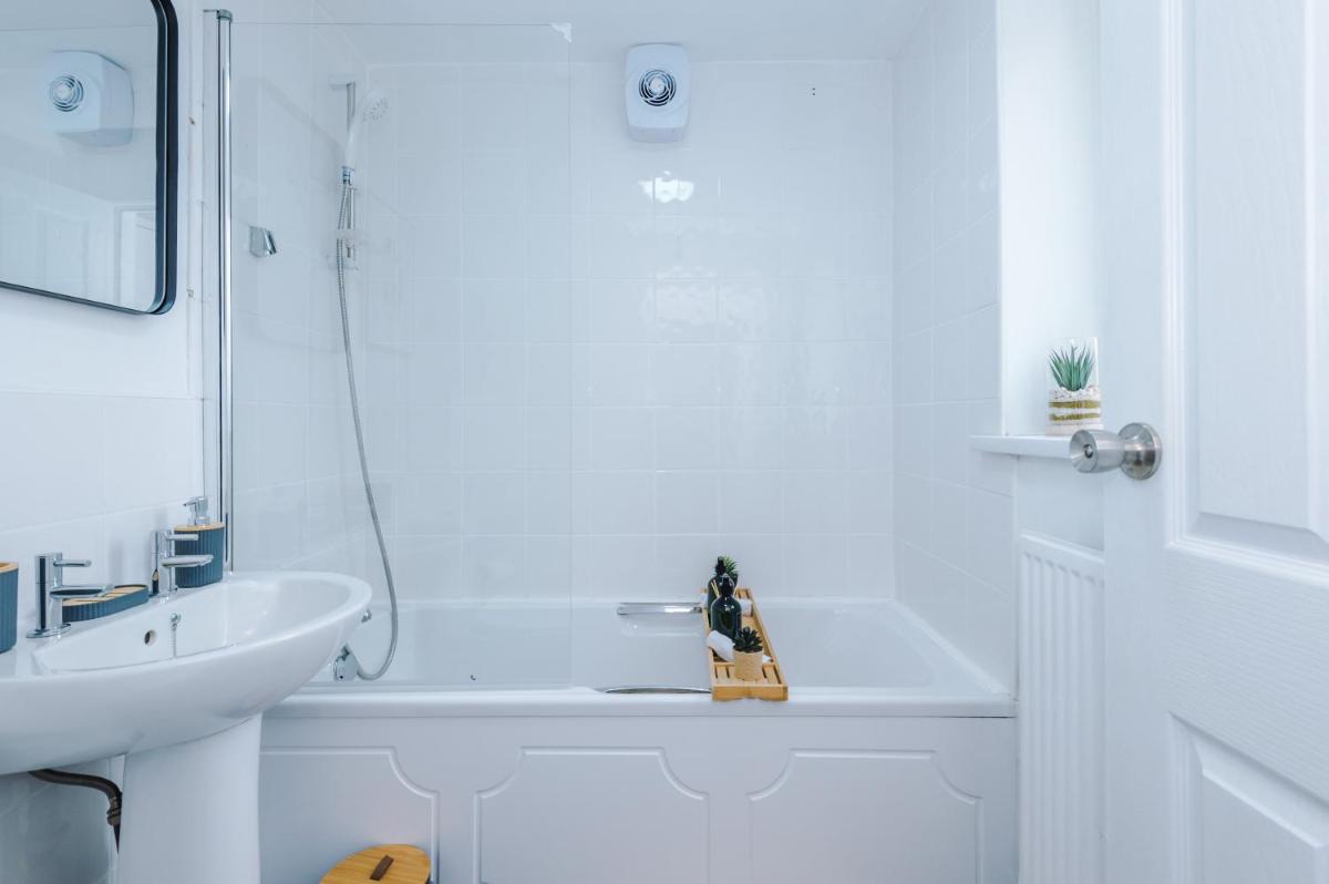 Acacia Lodge - Beautiful & Modern 3BR Stay with Free Parking - Ideal for Business & Leisure Stay by Parydise Properties - Housity