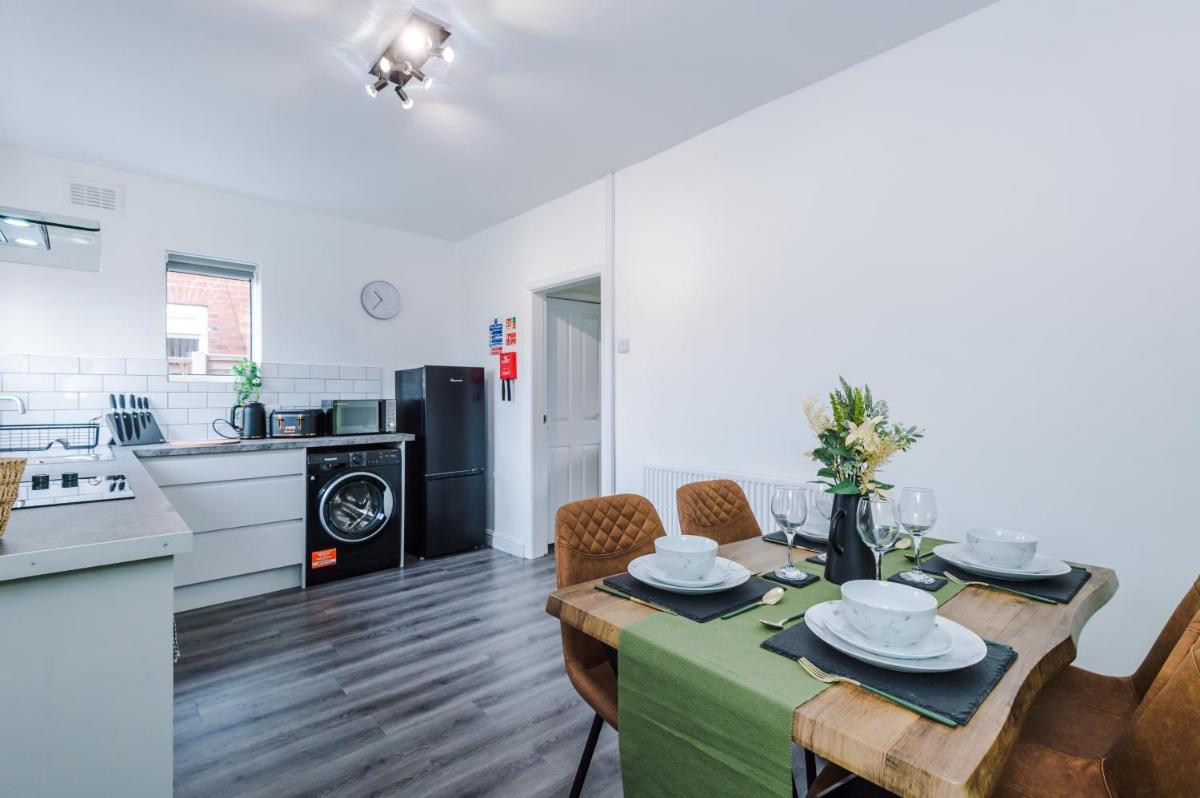 Acacia Lodge - Beautiful & Modern 3BR Stay with Free Parking - Ideal for Business & Leisure Stay by Parydise Properties - Housity
