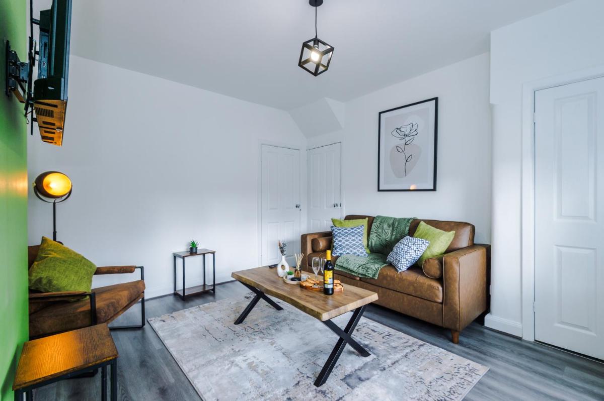Acacia Lodge - Beautiful & Modern 3BR Stay with Free Parking - Ideal for Business & Leisure Stay by Parydise Properties - Housity