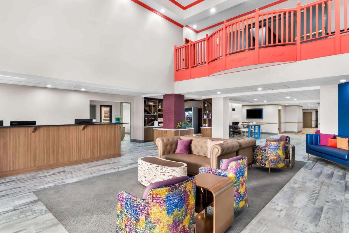 Big Country Hotel & Suites - Housity
