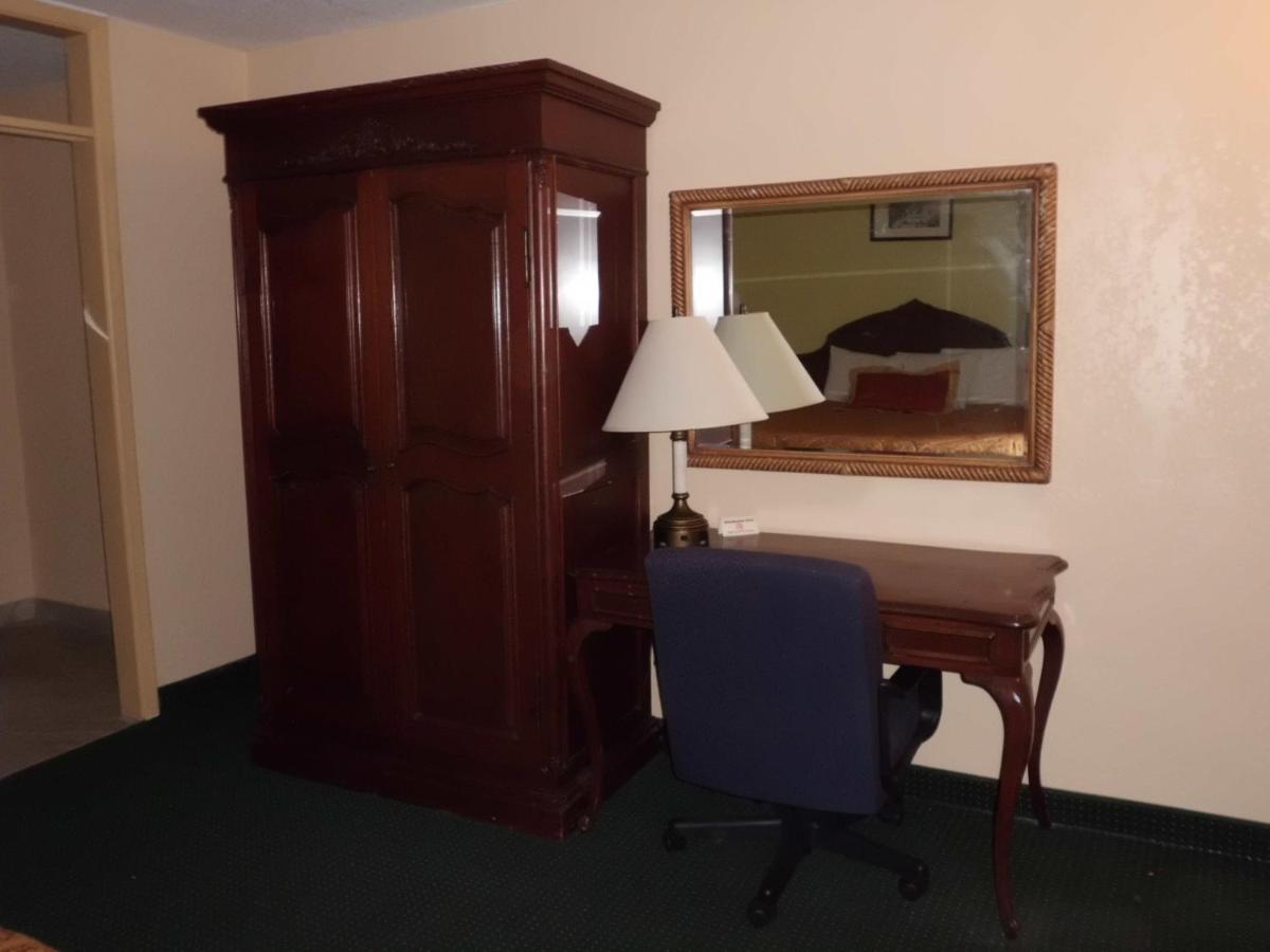 America's Best Inn & Suites-Lakeland - Housity