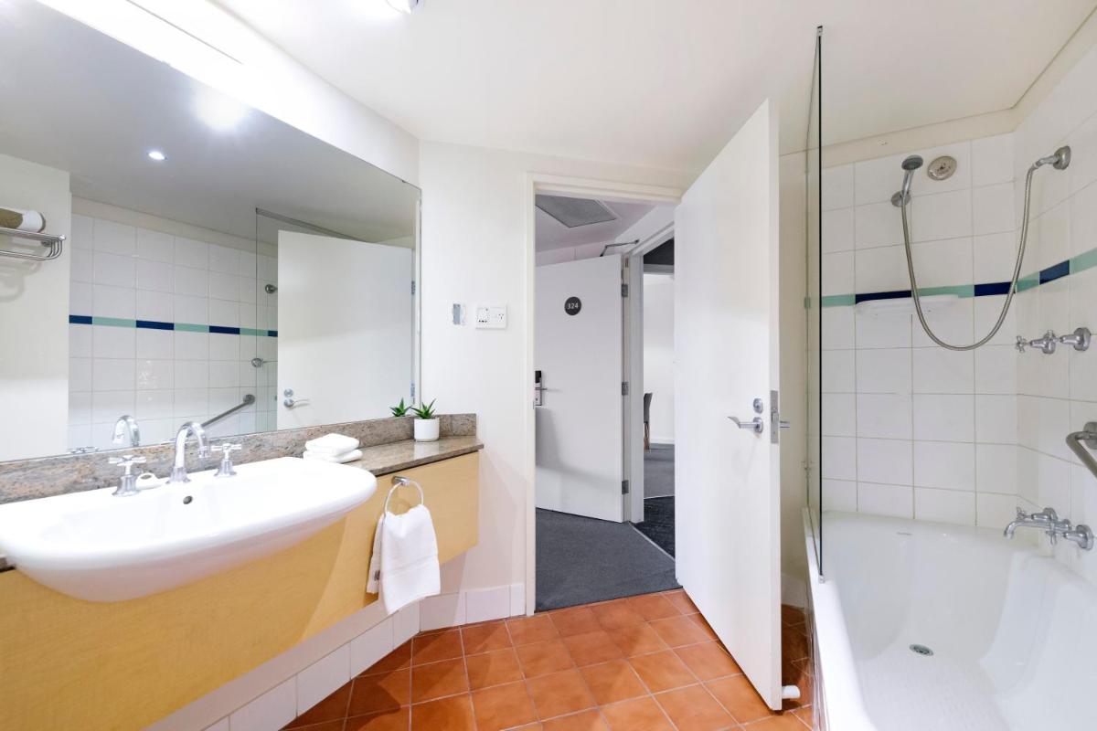 King Studio Harbourfront Haven with Tropical Pool - Housity