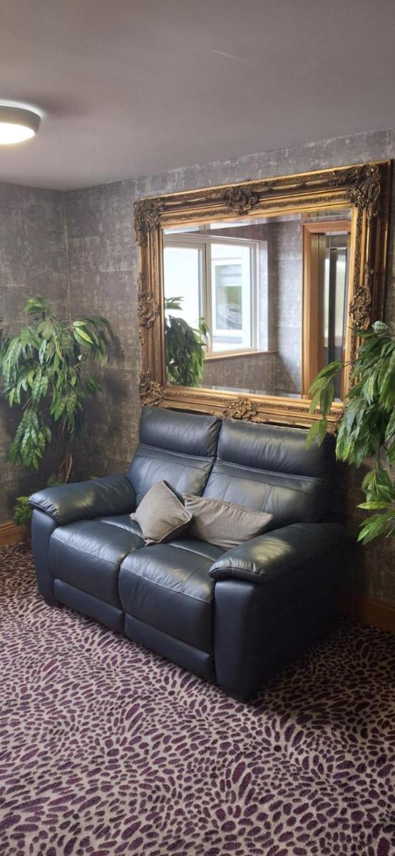 Royal Court Hotel - Housity