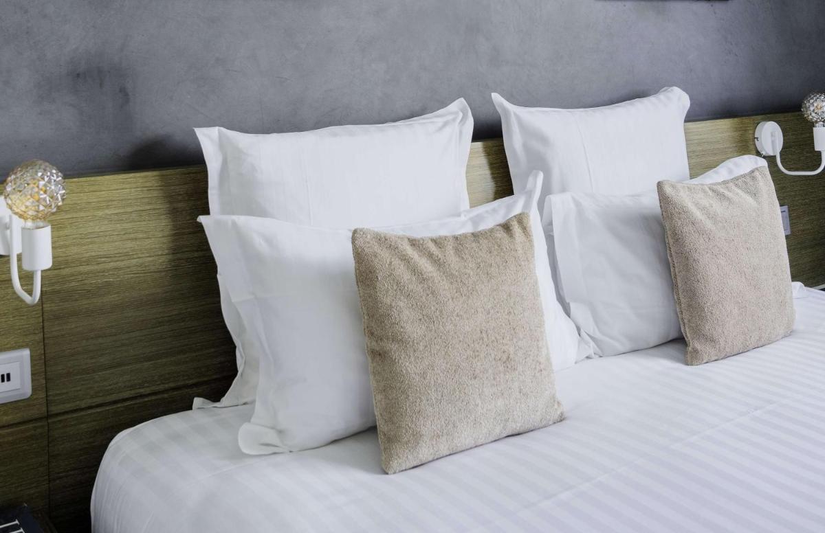 Un ou plusieurs lits dans un hébergement de l'établissement Best Western Hôtel De La Cité & Spa