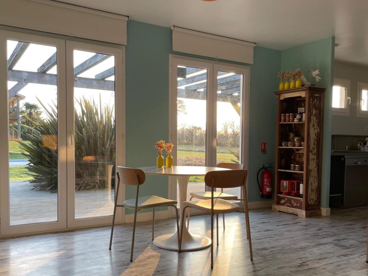 une salle à manger avec une table et des chaises dans l'établissement La Petite Couronne, Ecolodge & Lofts, à Saint-Cricq-Chalosse