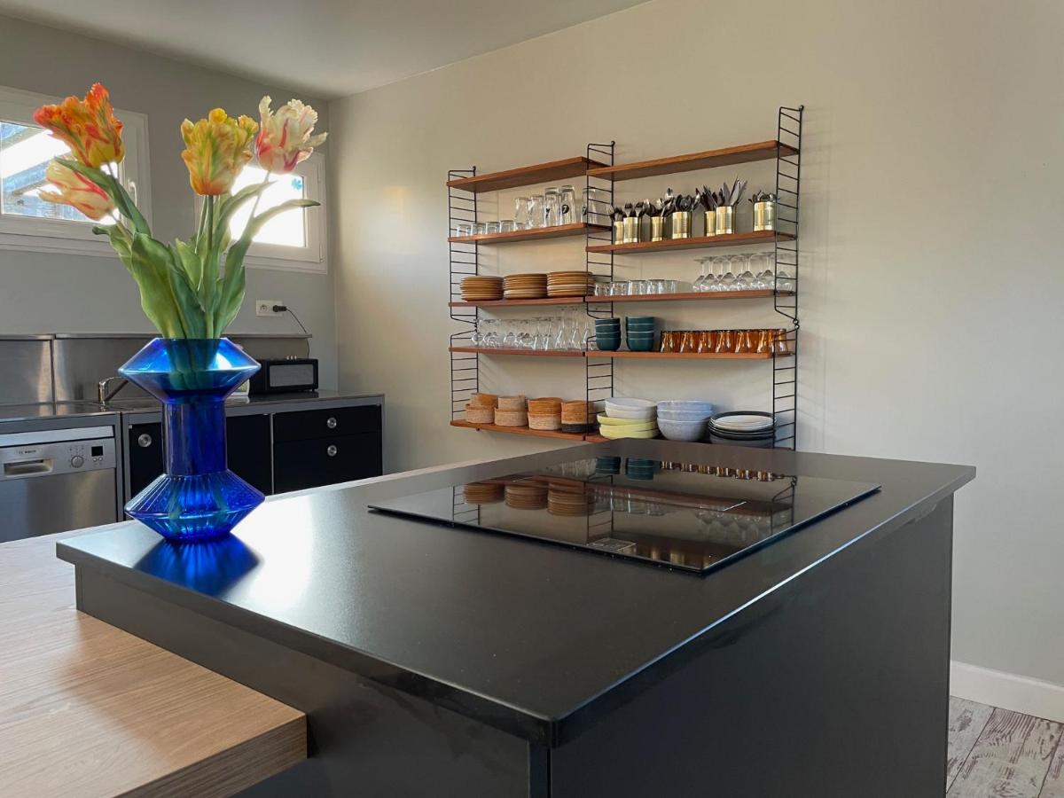 Cuisine ou kitchenette dans l'établissement La Petite Couronne, Ecolodge & Lofts