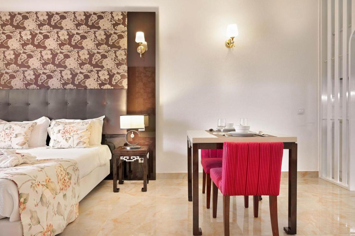Uma cama ou camas num quarto em Grand Muthu Oura View Beach Club