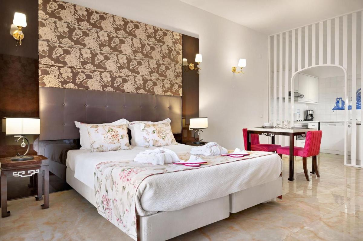 Uma cama ou camas num quarto em Grand Muthu Oura View Beach Club