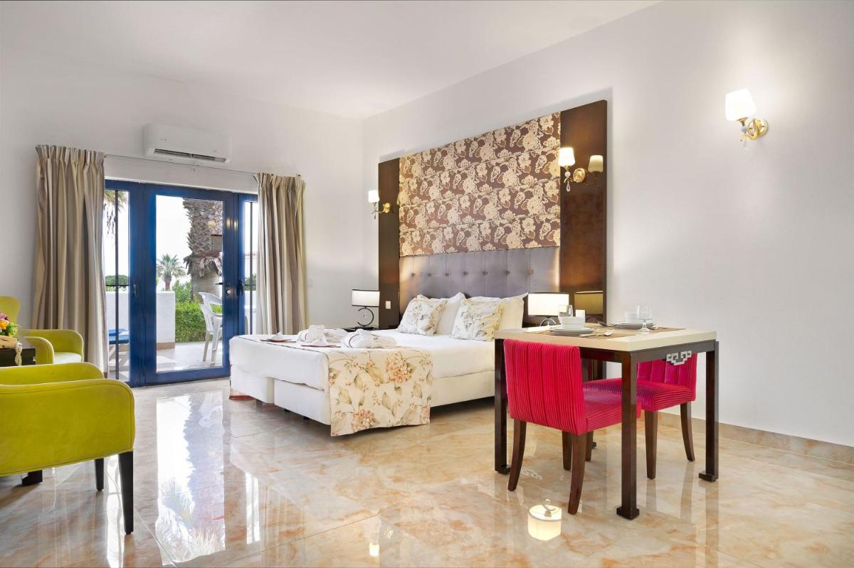 Uma cama ou camas num quarto em Grand Muthu Oura View Beach Club