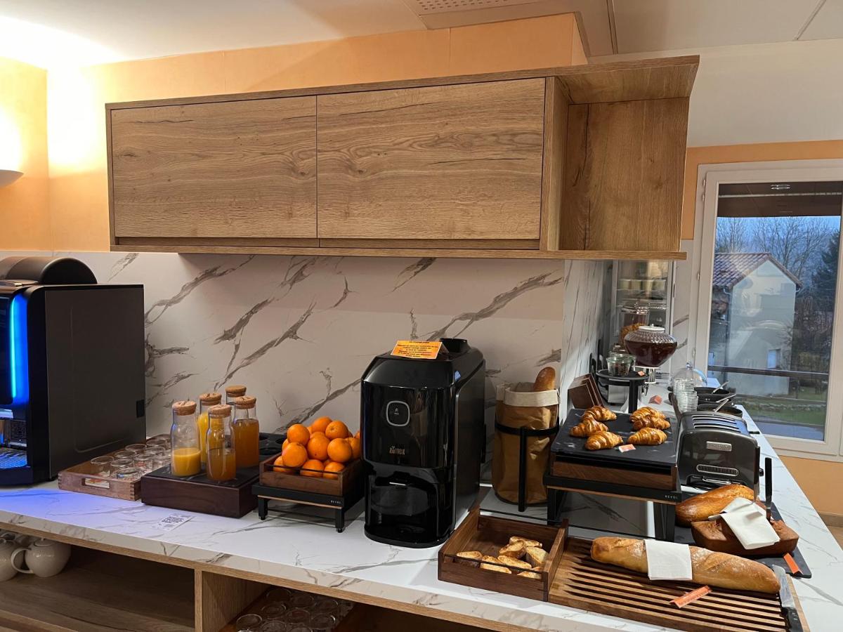 Cuisine ou kitchenette dans l'établissement Logis Hotel Spa Restaurant Le Provence