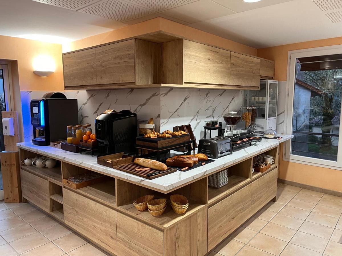 Cuisine ou kitchenette dans l'établissement Logis Hotel Spa Restaurant Le Provence