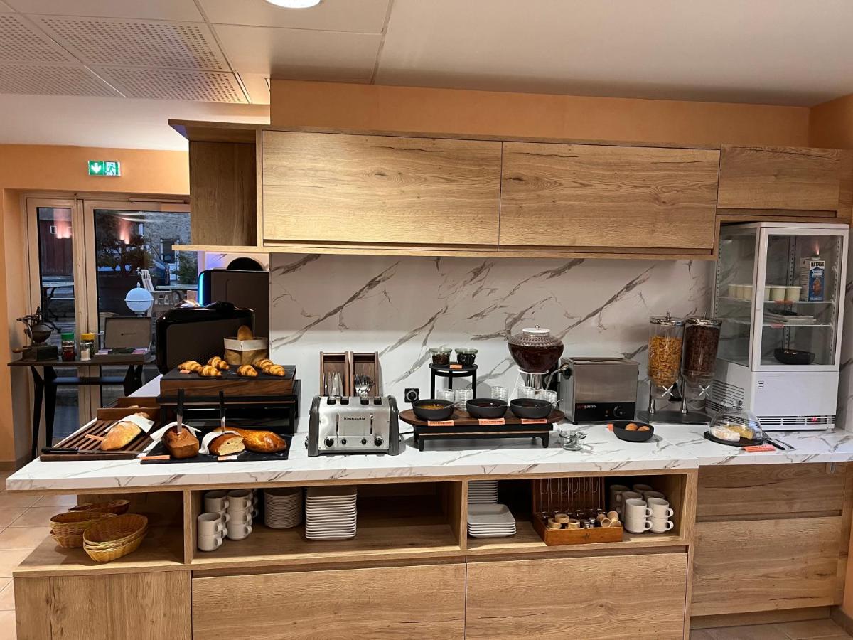 Cuisine ou kitchenette dans l'établissement Logis Hotel Spa Restaurant Le Provence