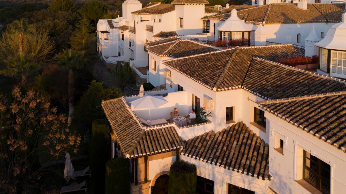 un grupo de casas blancas con techos de teja en Finca La Bobadilla - The Leading Hotels of the World, en Villanueva de Tapia