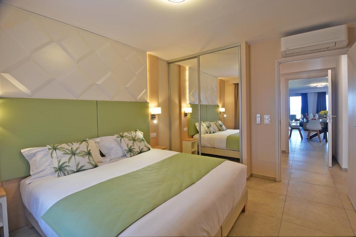 une chambre avec un grand lit dans une pièce dans l'établissement Résidence Saint-Jean, à Saint-Florent