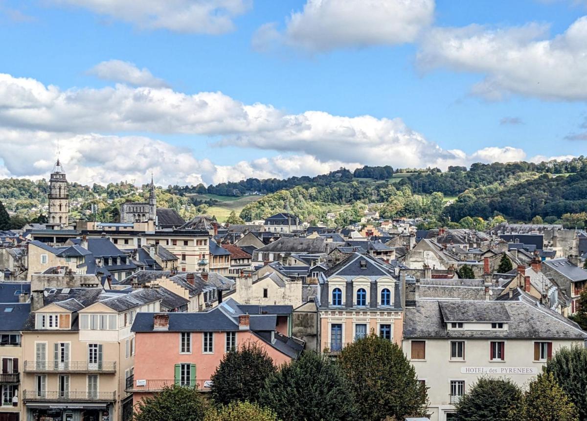 Vue générale sur Bagnères-de-Bigorre ou vue de la ville depuis l'appart'hôtel
