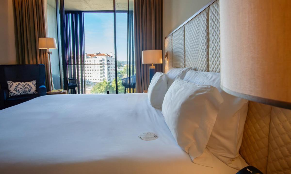 Uma cama ou camas num quarto em Boeira Garden Hotel Porto Gaia, Curio Collection by Hilton