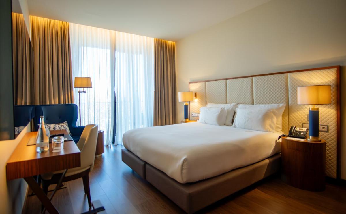 Uma cama ou camas num quarto em Boeira Garden Hotel Porto Gaia, Curio Collection by Hilton