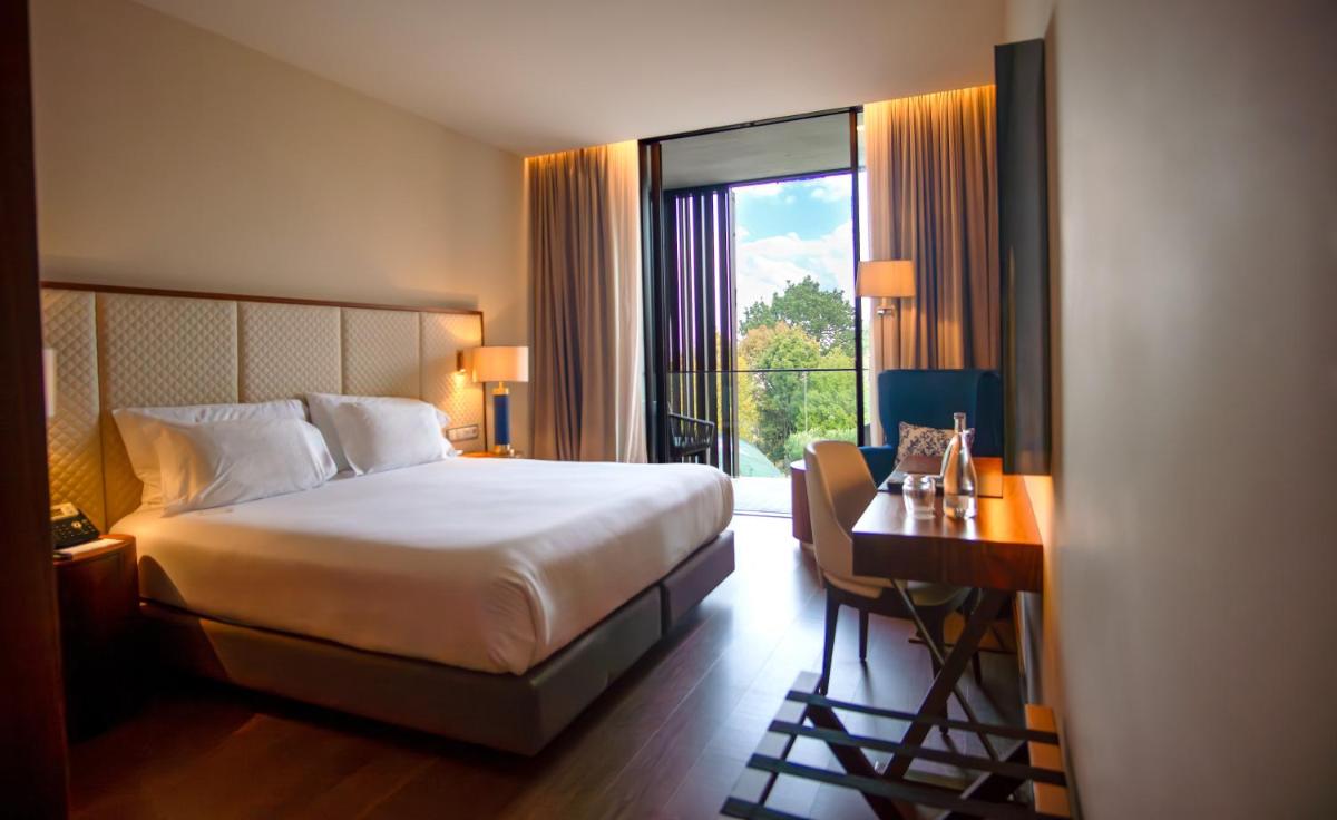 Uma cama ou camas num quarto em Boeira Garden Hotel Porto Gaia, Curio Collection by Hilton