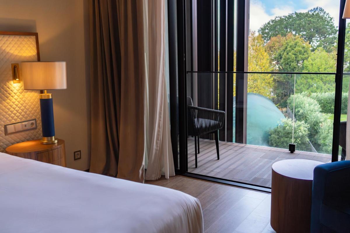 Uma cama ou camas num quarto em Boeira Garden Hotel Porto Gaia, Curio Collection by Hilton