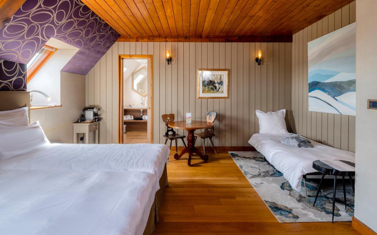 une chambre avec deux lits et une table dans l'établissement Hotel des Berges, Restaurant Gastronomique & Spa, à Illhaeusern 48 autres photos