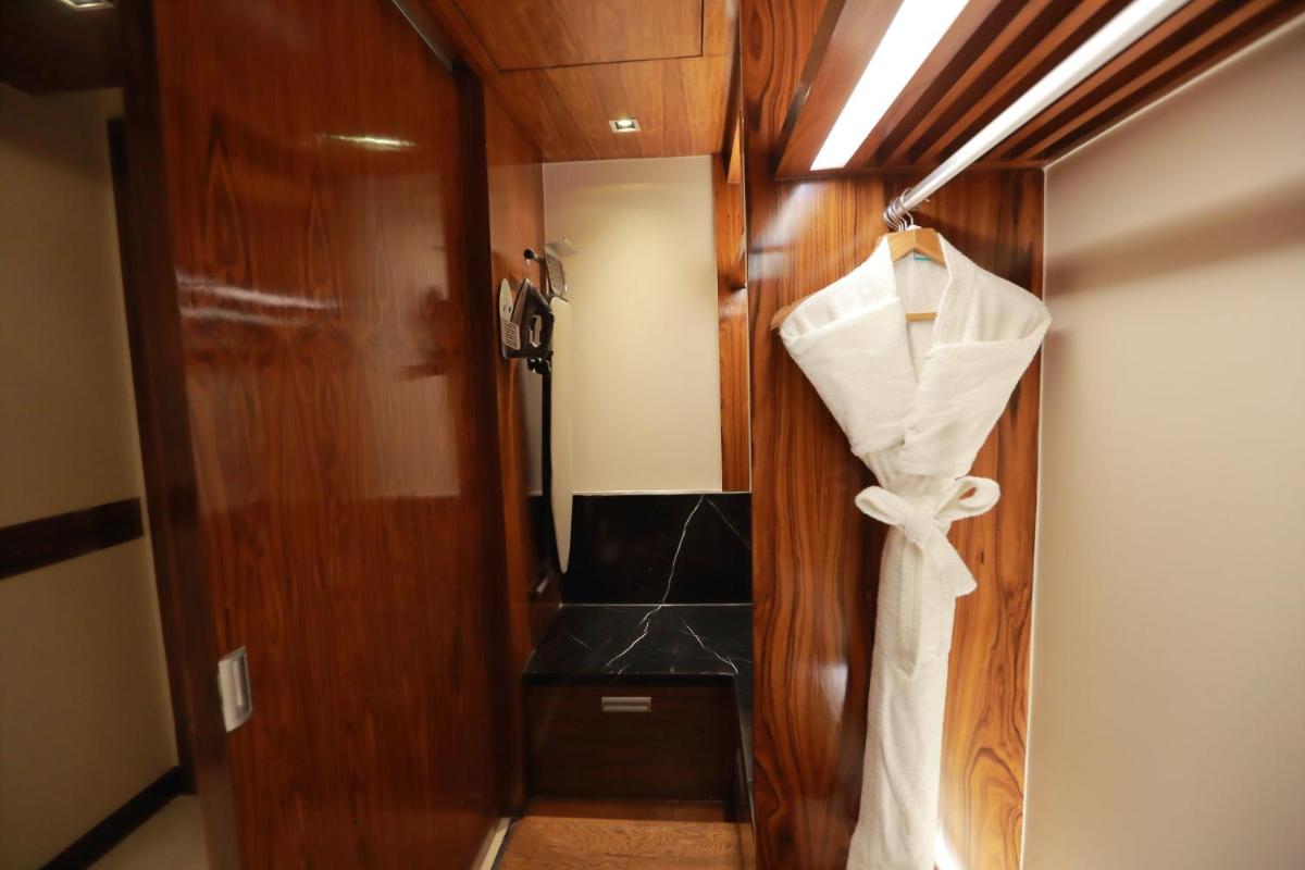 a robe hanging on a wooden door in a bathroom at Crowne Plaza New Delhi Rohini by IHG in New Delhi a robe hanging on a wooden door in a bathroom at Crowne Plaza New Delhi Rohini by IHG in New Delhi