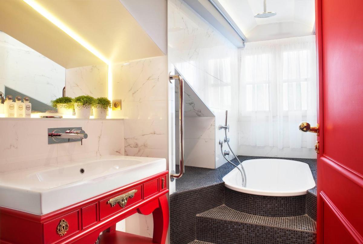 une salle de bain avec un lavabo blanc et des toilettes dans l'établissement La Maison Favart, à Paris