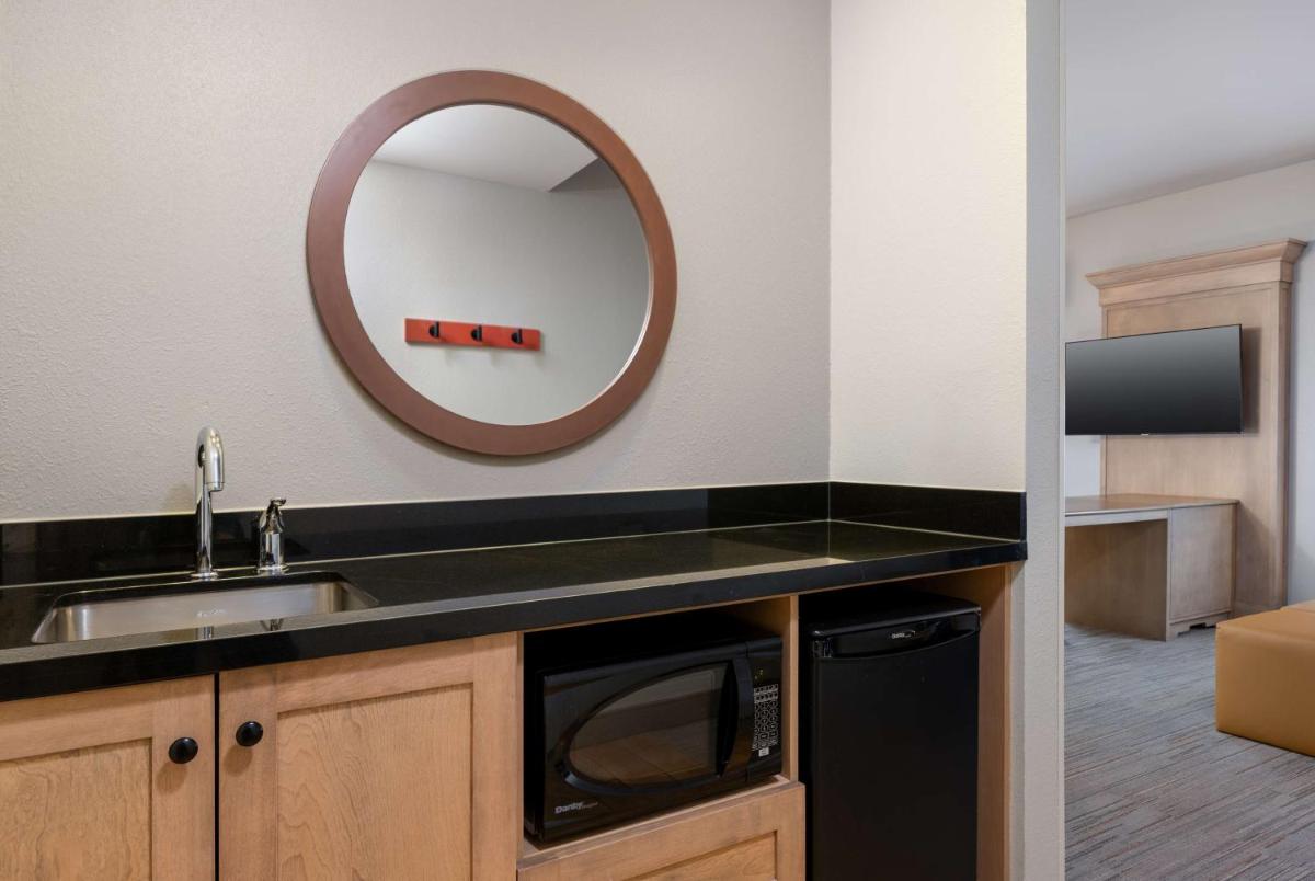 Hampton Inn & Suites by Hilton Dodge City Boot Hill Casino - Housity
