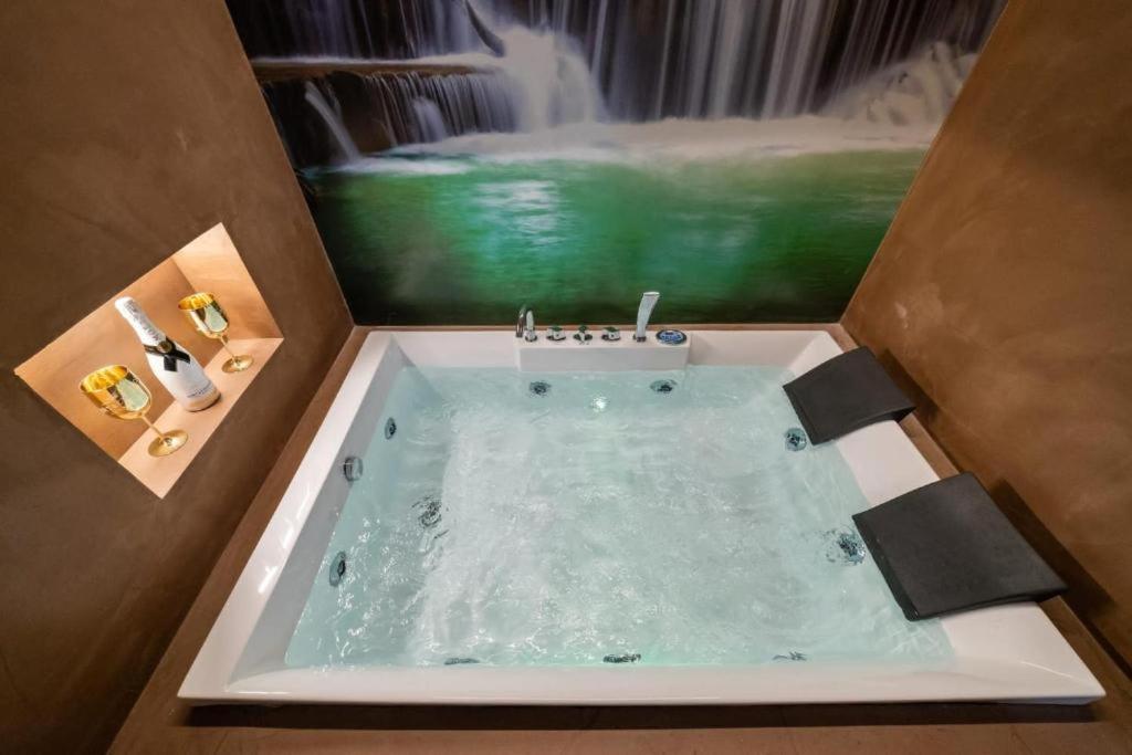 Luxury Suite - Housity