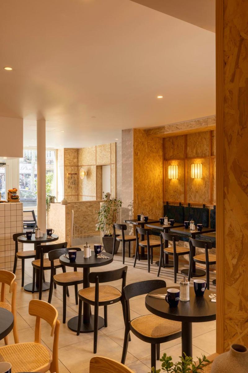 une salle à manger avec tables et chaises dans l'établissement Hotel Locomo - Gare de Lyon Bastille, à Paris