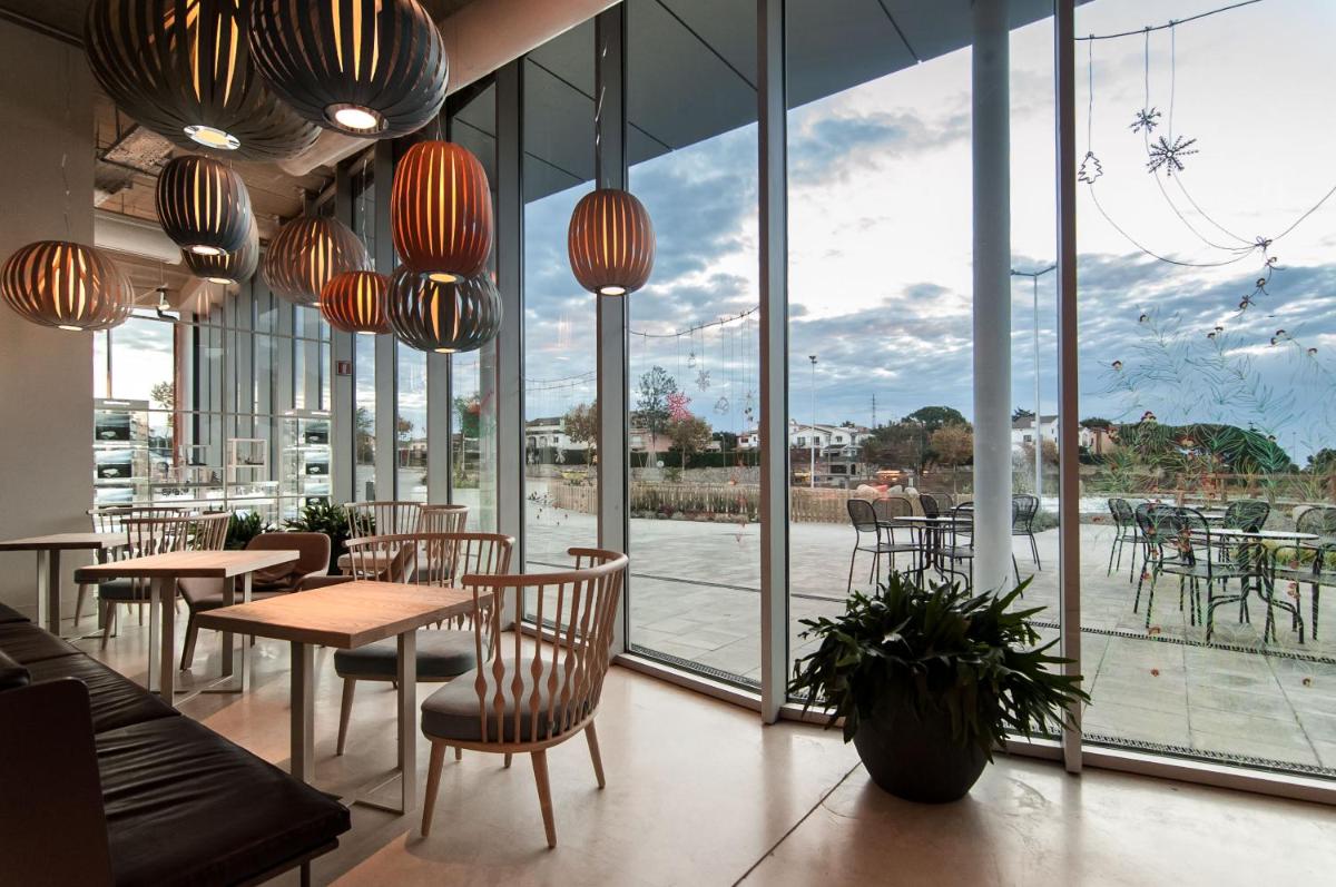 Un restaurante o sitio para comer en Hotel Sorli Emocions