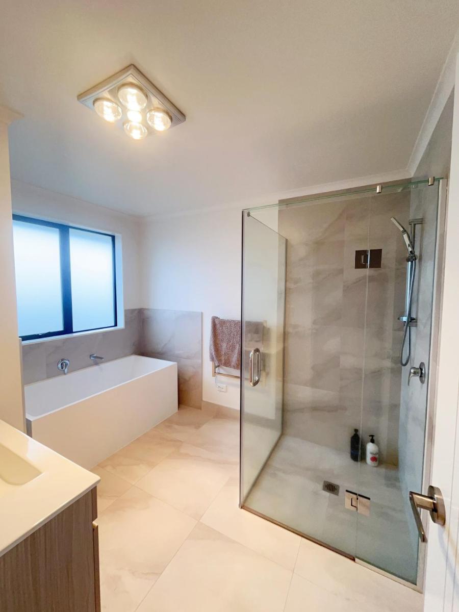 Modern Chic - Ideal Location - 5 Bedrooms - In Rotorua - Hizvo