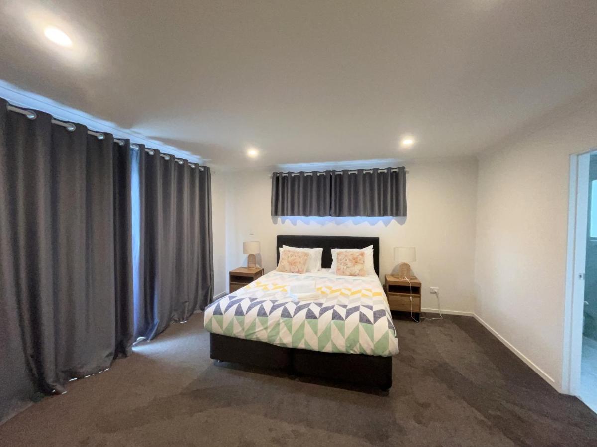 Modern Chic - Ideal Location - 5 Bedrooms - In Rotorua - Hizvo