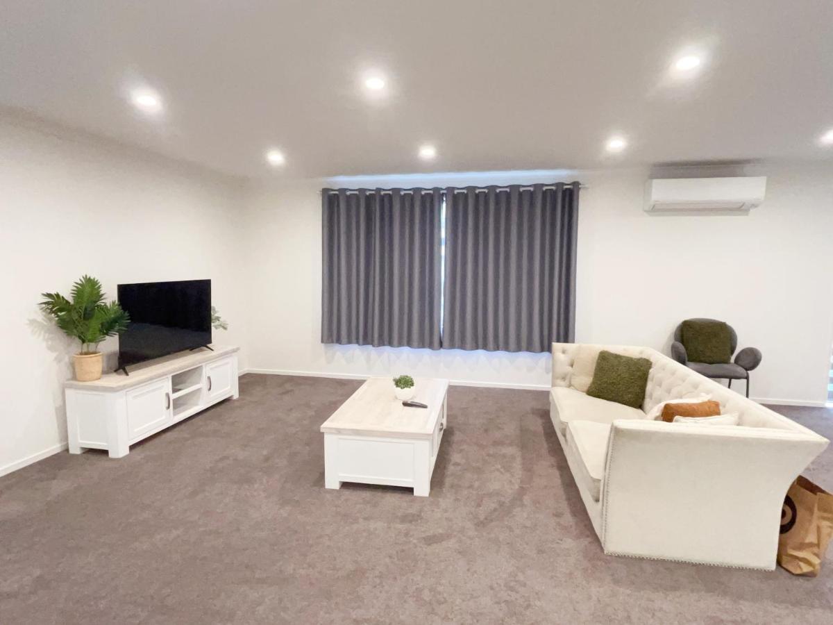 Modern Chic - Ideal Location - 5 Bedrooms - In Rotorua - Hizvo