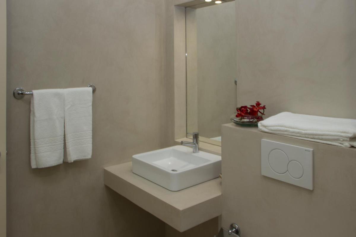 Uma casa de banho em Hotel Navegadores