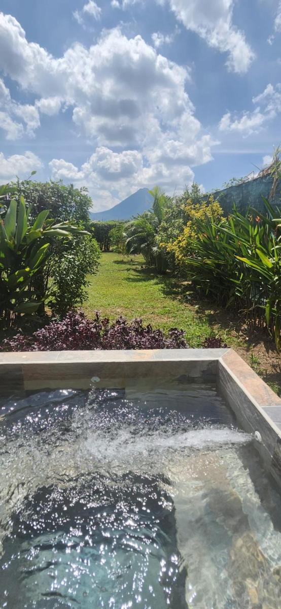 La fortuna cabañas Kwepal vista al volcan Arenal - Housity