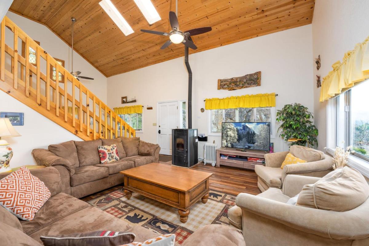 Selah Cabin- Pet Friendly, BBQ, Level 2 EV Charger - Housity