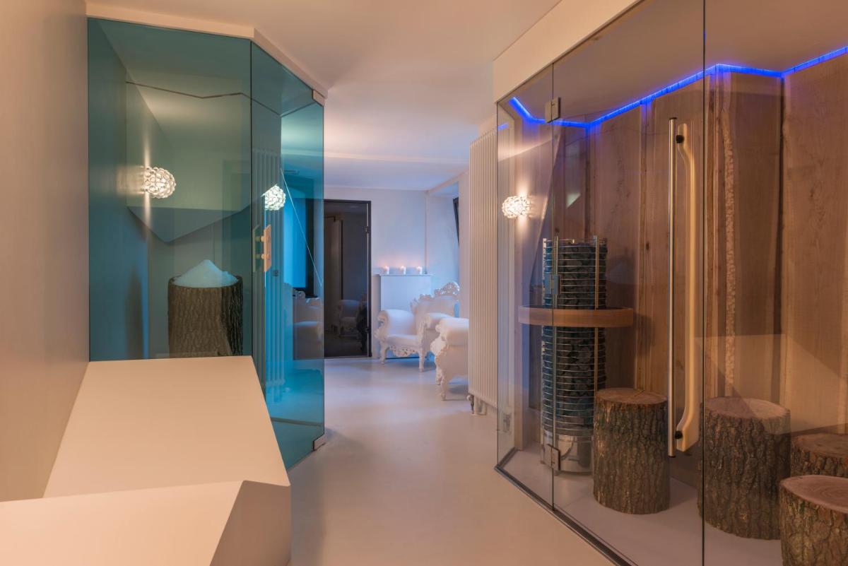 un salon avec une table et quelques chaises et une pièce avec une pièce dans l'établissement SOZO Hotel, à Nantes