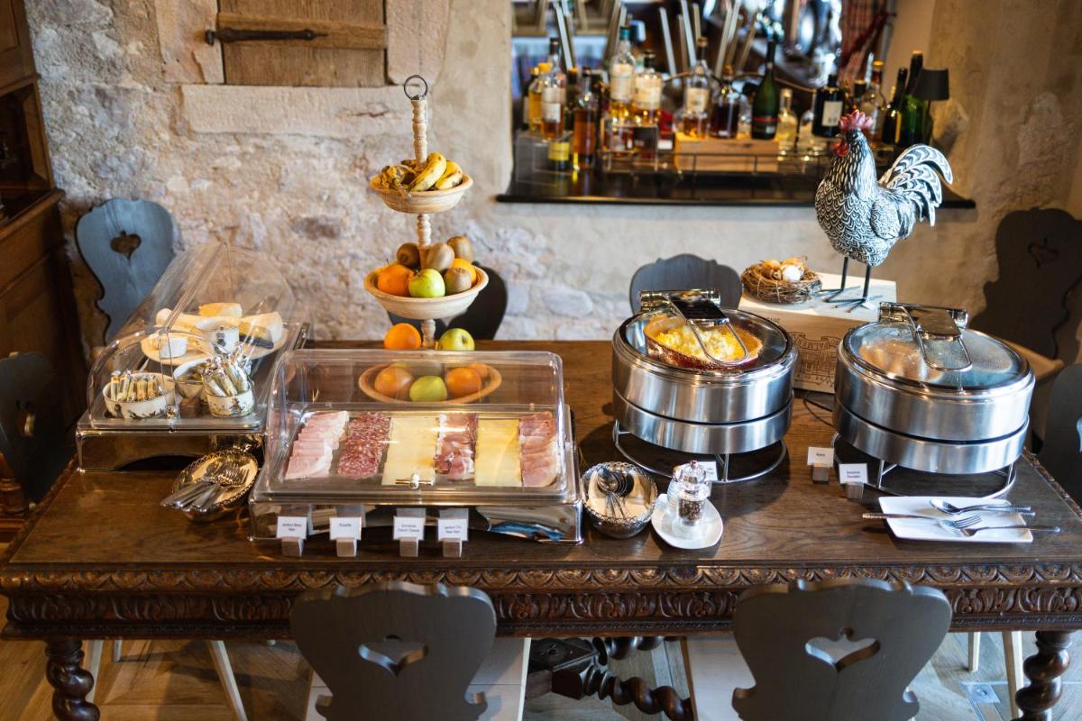 une table avec un buffet de nourriture dessus dans l'établissement Hôtel Arnold, à Itterswiller