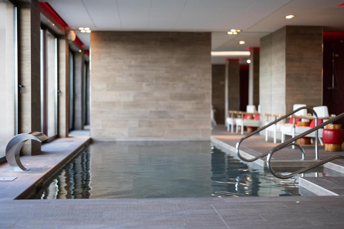 Piscine de l'établissement Hôtel Arnold ou située à proximité