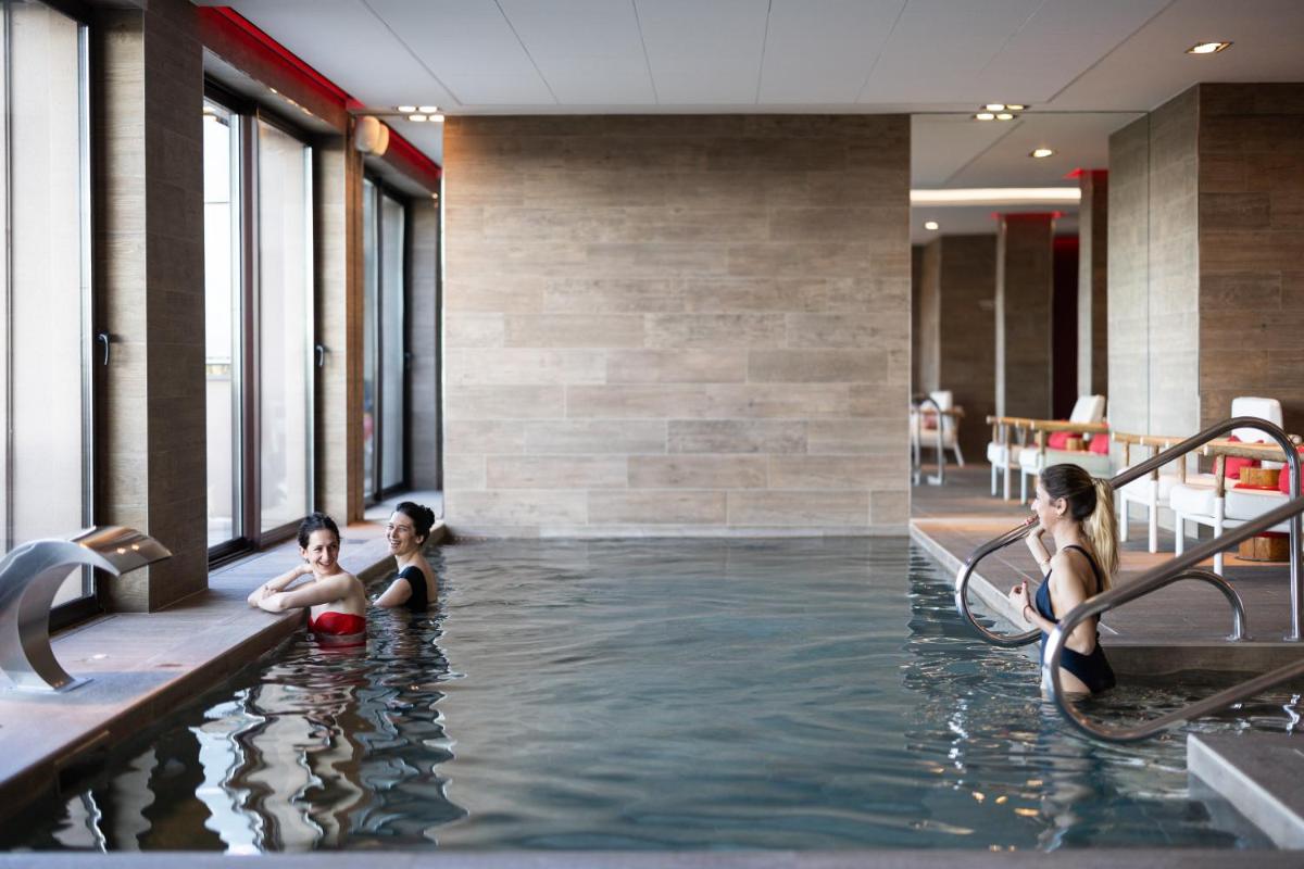 Piscine de l'établissement Hôtel Arnold ou située à proximité