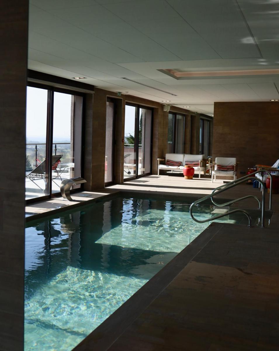 une piscine avec toboggan dans un immeuble dans l'établissement Hôtel Arnold, à Itterswiller