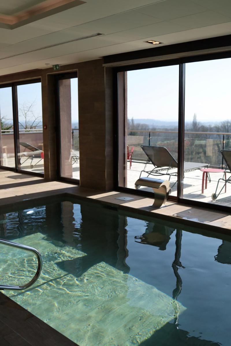 Piscine de l'établissement Hôtel Arnold ou située à proximité