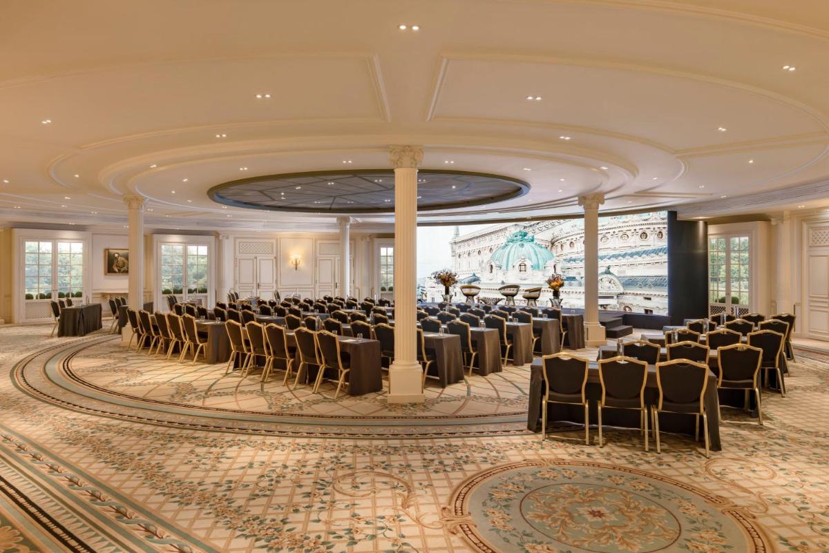 une salle de banquet avec des chaises et des tables dans une pièce dans l'établissement InterContinental Paris Le Grand by IHG, à Paris
