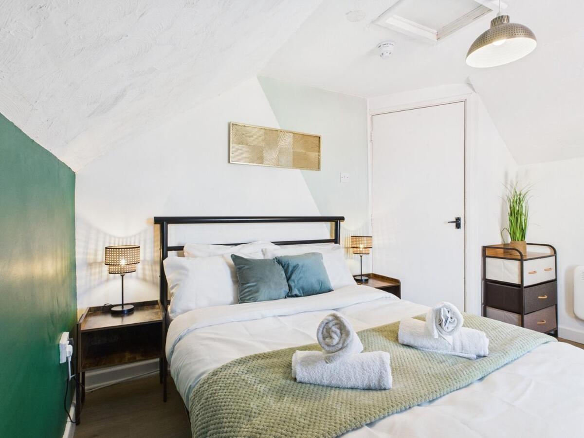 Whitehaven Hideaway - Sleeps 2 - Cosy Escape - Housity