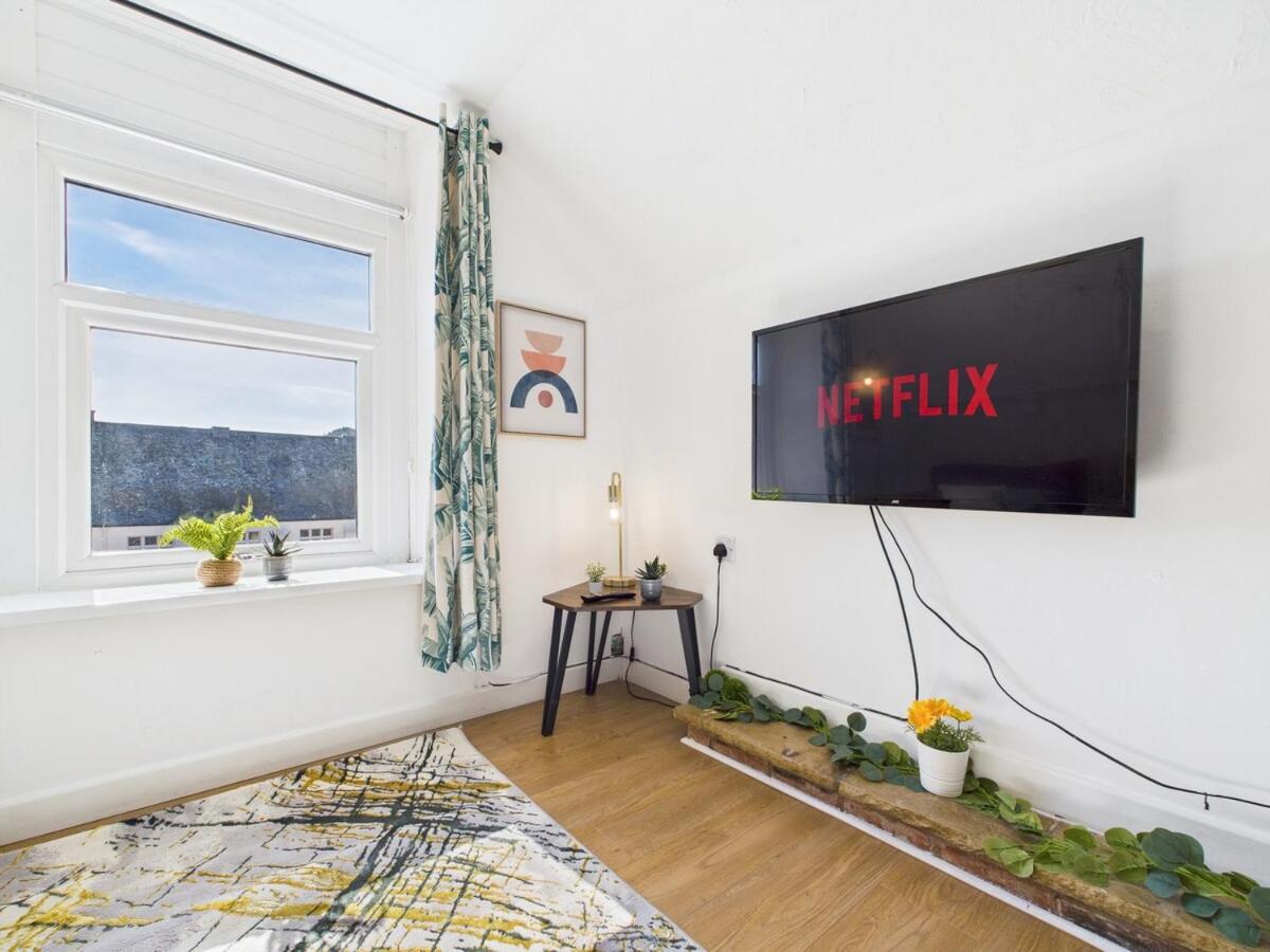 Whitehaven Hideaway - Sleeps 2 - Cosy Escape - Housity