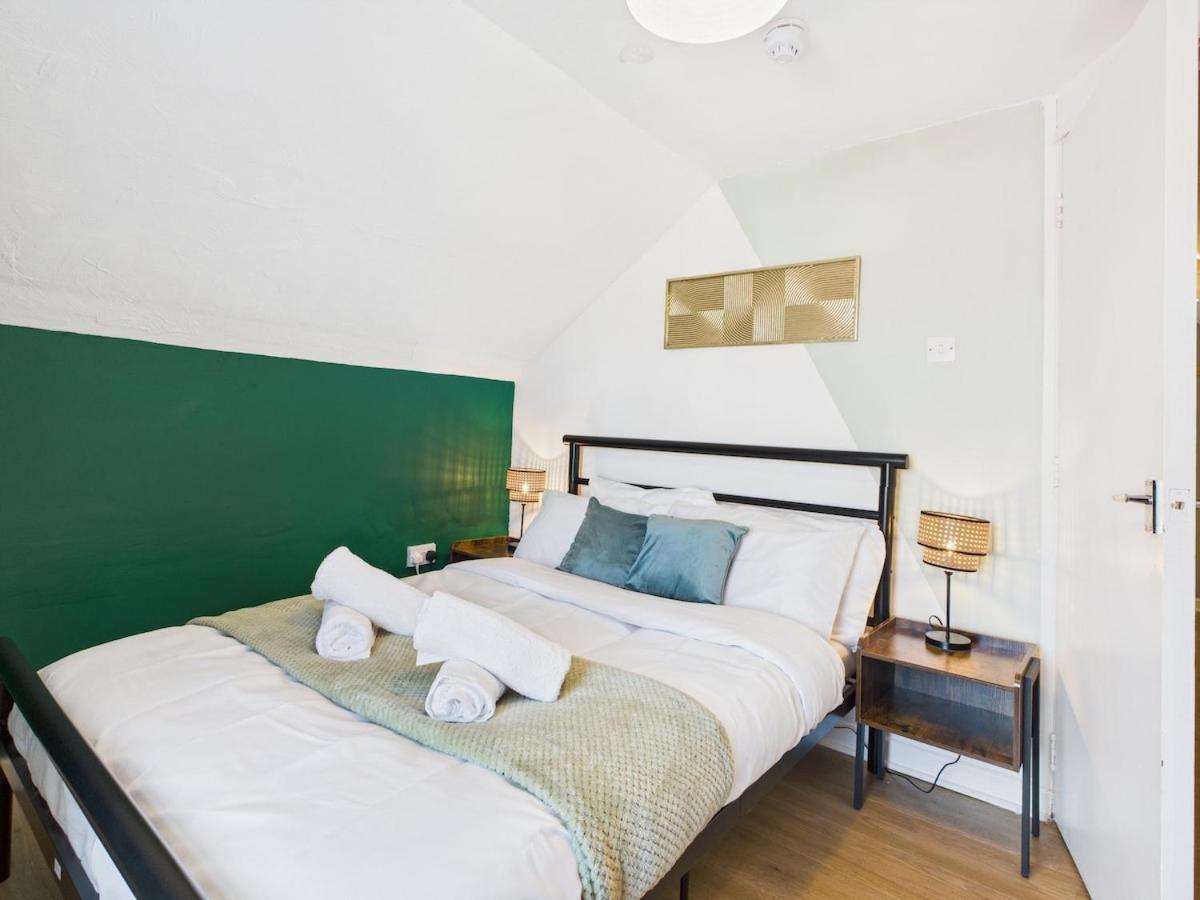 Whitehaven Hideaway - Sleeps 2 - Cosy Escape - Housity