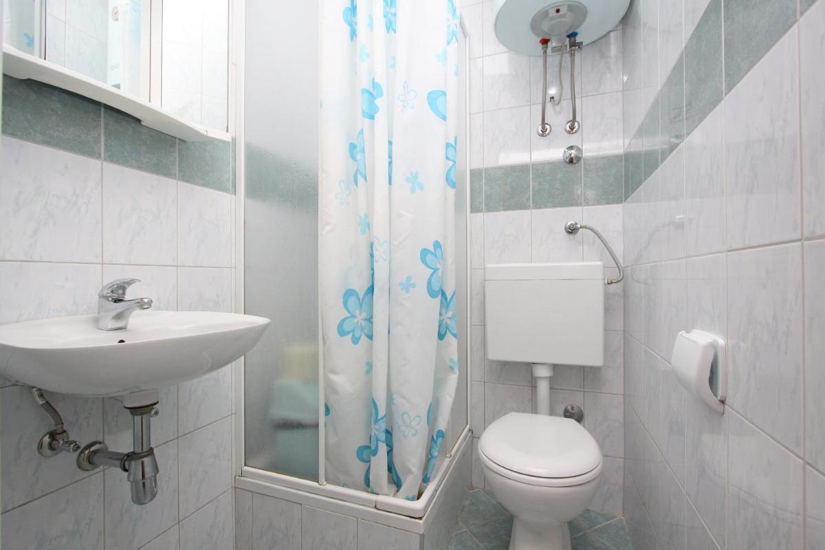 Apartments and Rooms Vesna Novalja - Housity